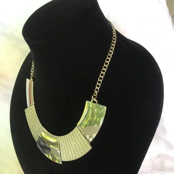 Silver Bib/Choker Statement Necklace women’s. Smart casual jewellery - Picture 4 of 7